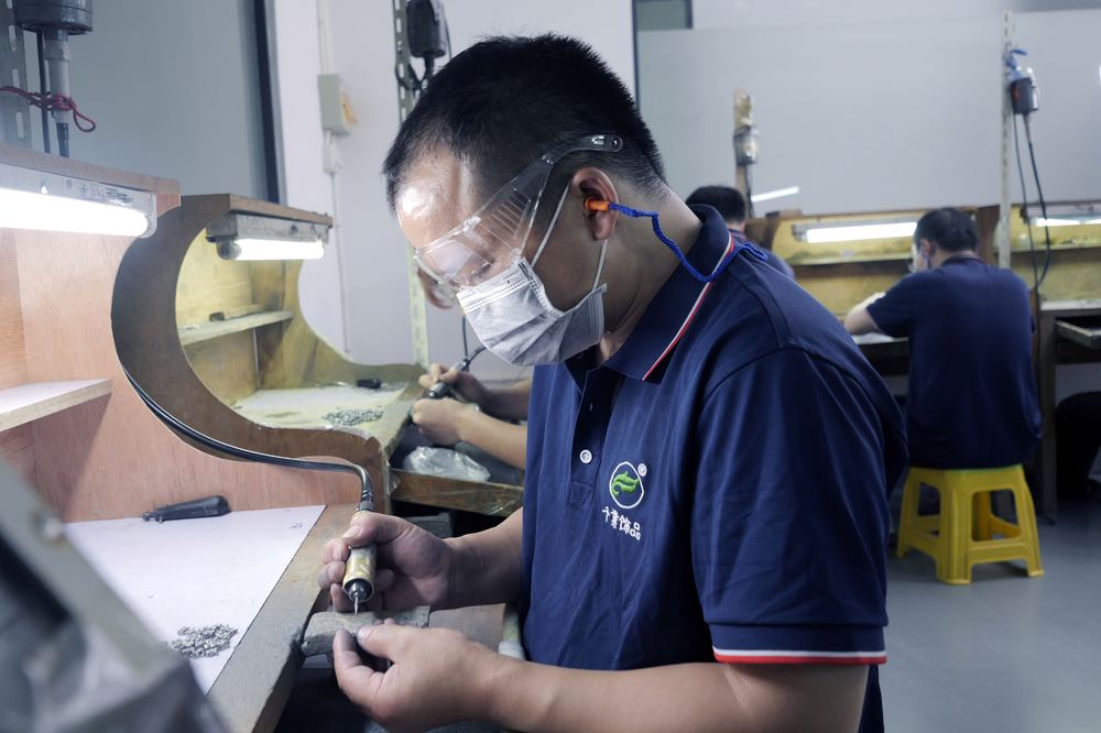 Hand polishing