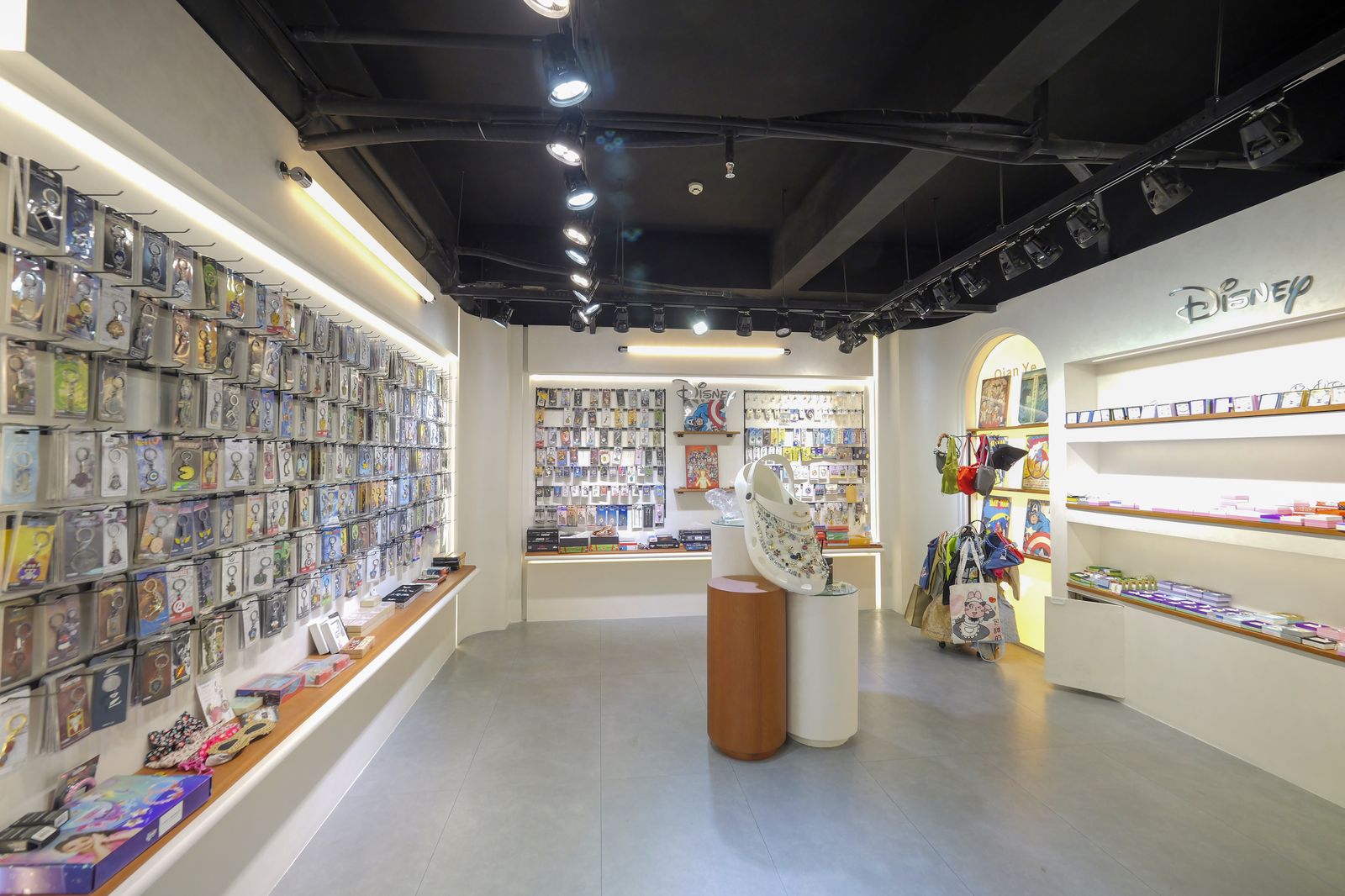 Tongyi Jewelry sample room — licensed brand displays and 800,000+ styles