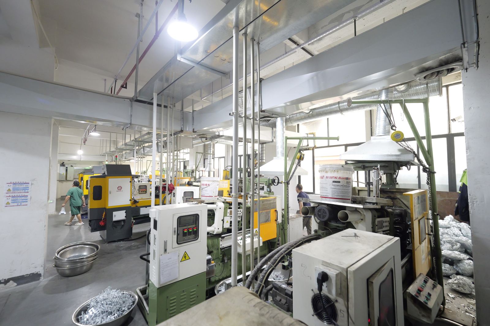 Die casting workshop — zinc alloy keychain production